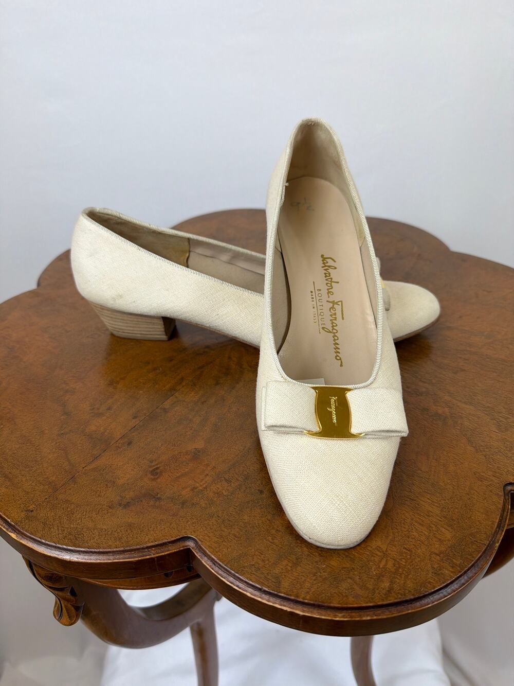 Salvatore Ferragamo Ivory Bow Pumps 1.5 Inch Low Heel Size 9 5 Made in Italy
